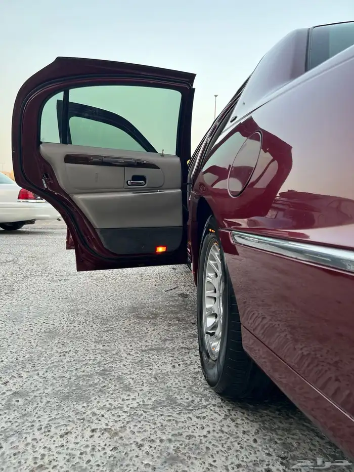 لنكولن تاون كار 1998 35