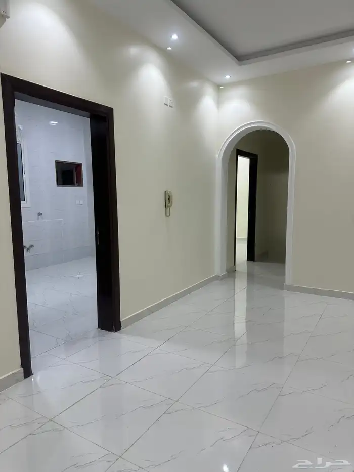 شقه للايجار في حمراء الاسد بي الشهر 5