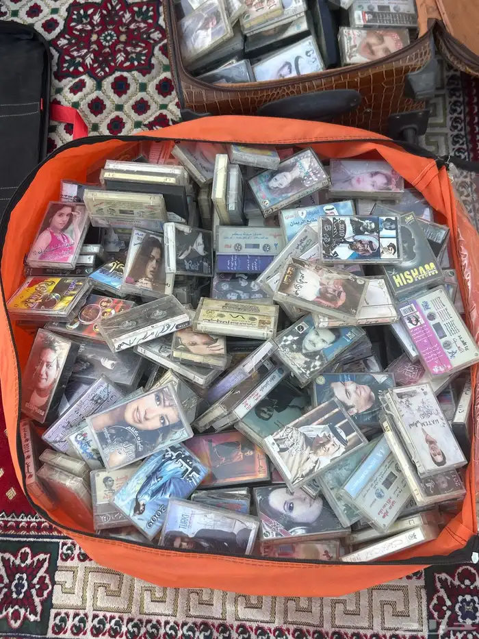 شرطان قديمه للبيع فيها جميع انواع الفنانين والمطربين 0