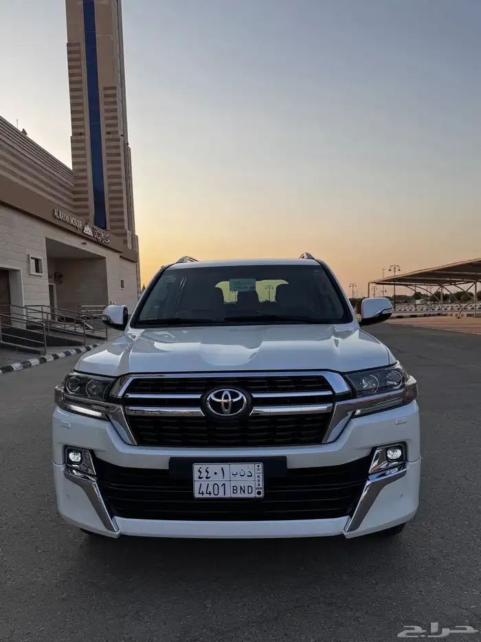 لاندكروزر تورينق 2021 V8 سعودي ( مخزن) بحالة المصنع 1