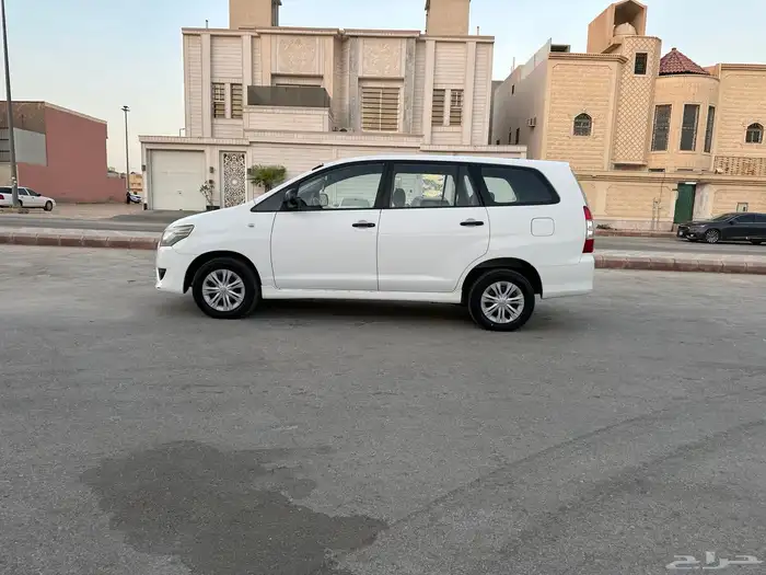 للبيع انوفا 2015 نظيفة جدا مستخدم واحد من الوكالة 3
