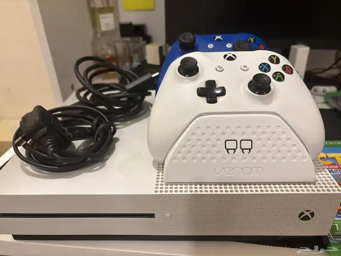 xbox one s مع يدتين تحكم وأربع اشرطه وقاعده شحن 2