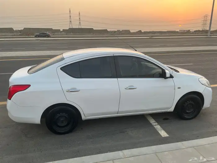 Nissan sunny 2012 4