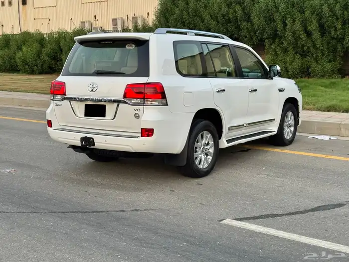 لاندكروزر 2021 GXR V8 10