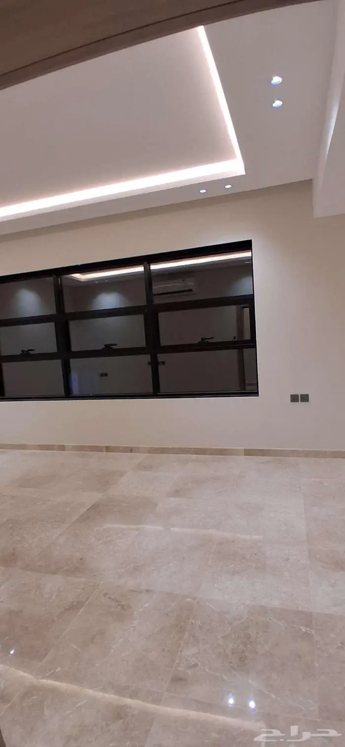 للإيجار شقة جديدة فاخره بتصميم عصري في حي العريض 10