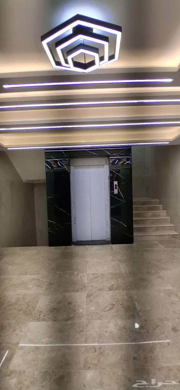 للإيجار شقة جديدة فاخره بتصميم عصري في حي العريض 5