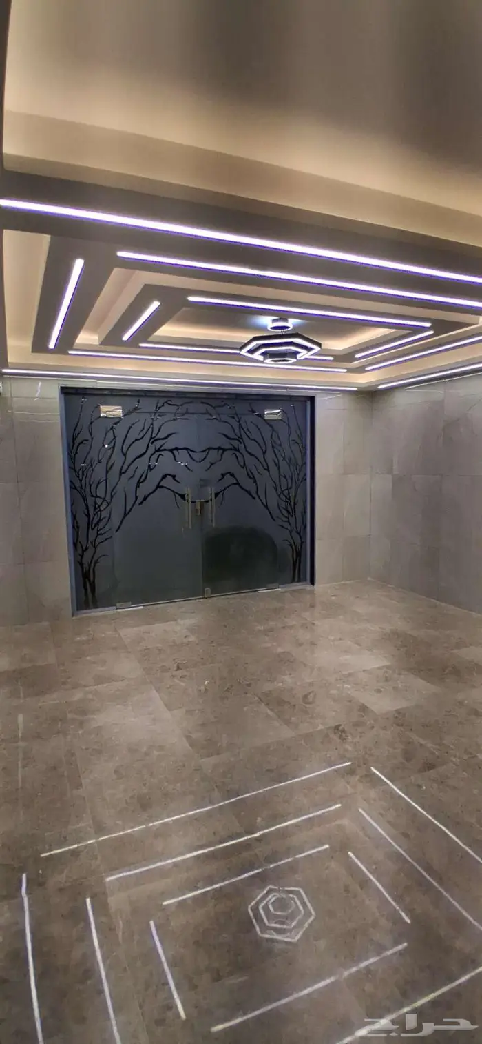 للإيجار شقة جديدة فاخره بتصميم عصري في حي العريض 6