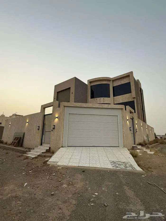 فيلاء فاخرة للإيجار مستقلة على واجهتين مساحة الأرض 1200م 2