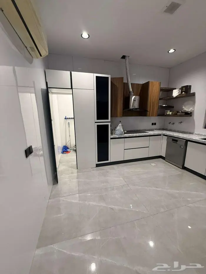 فيلاء فاخرة للإيجار مستقلة على واجهتين مساحة الأرض 1200م 3