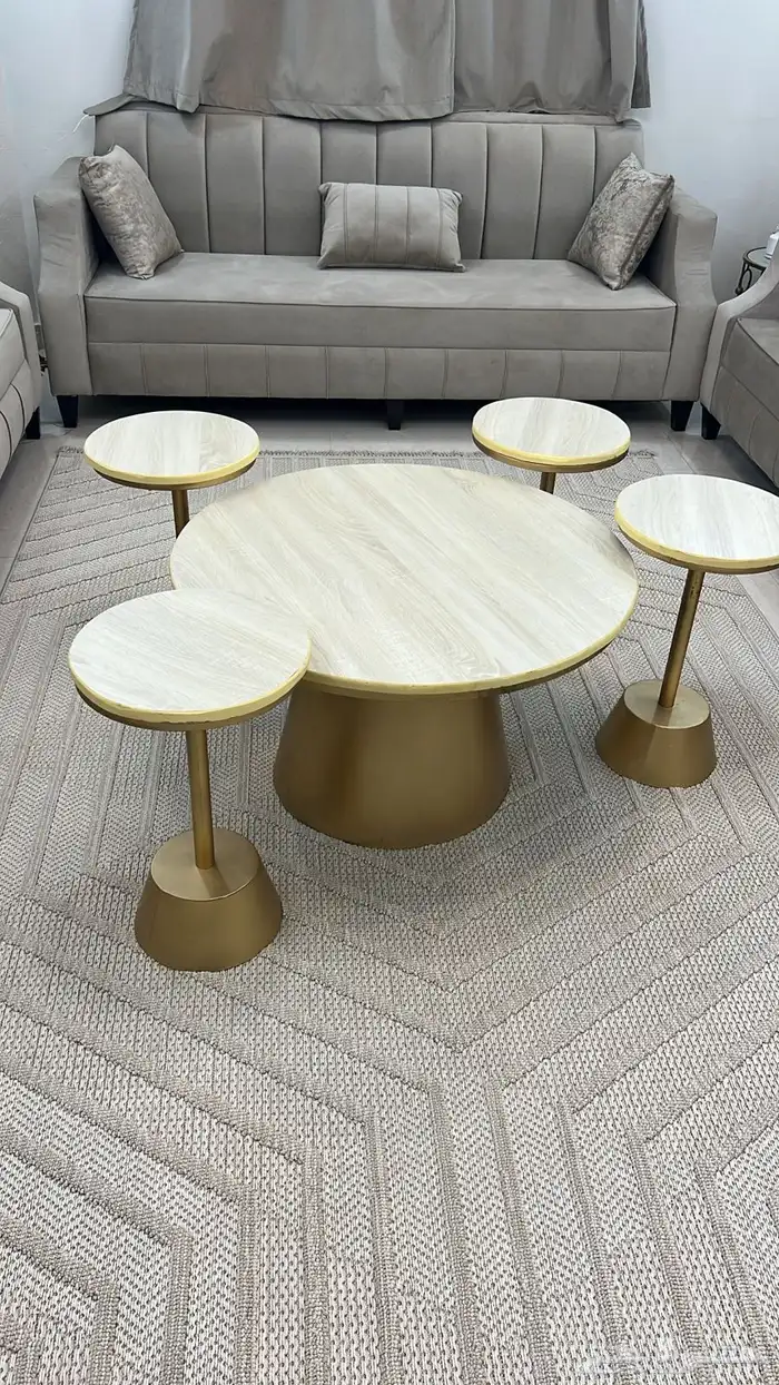 طاولة مع اربعه خدمه ب 150 0