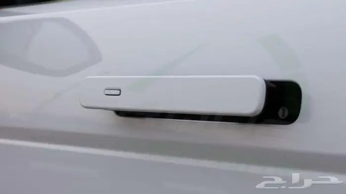2025 رنج روفر ايفوك P250 D0YNAMIC SE 2.0L اصفار مع ضمان 17