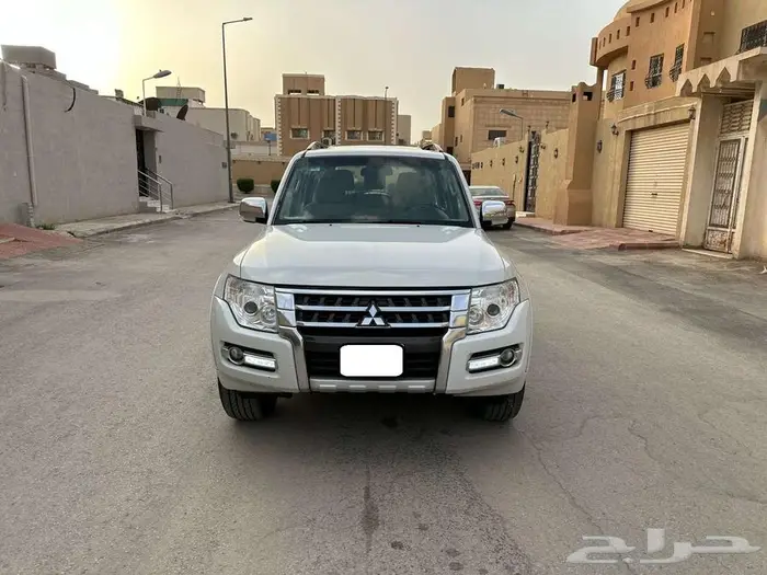 Mitsubishi Pajero GLS fully loaded with sunroof and 4x4 1