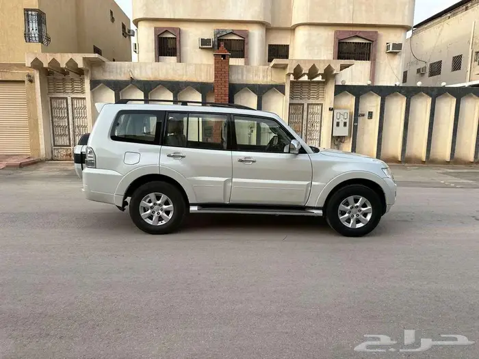 Mitsubishi Pajero GLS fully loaded with sunroof and 4x4 7