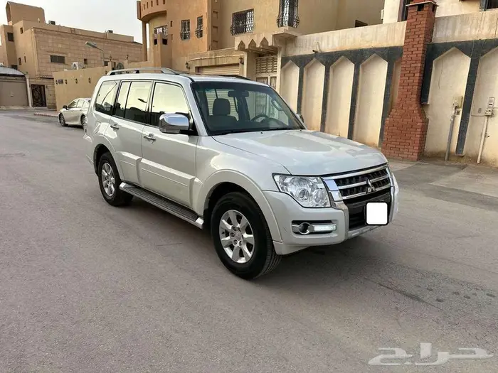 Mitsubishi Pajero GLS fully loaded with sunroof and 4x4 2