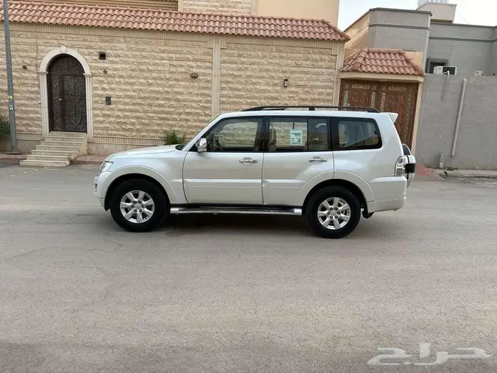 Mitsubishi Pajero GLS fully loaded with sunroof and 4x4 3