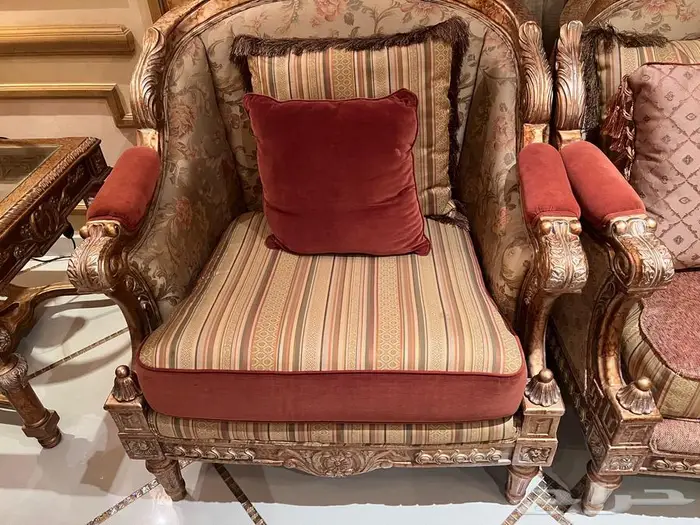 طقم كنب كلاسيك ل 7-8اشخاص مع طقم طاولات 2