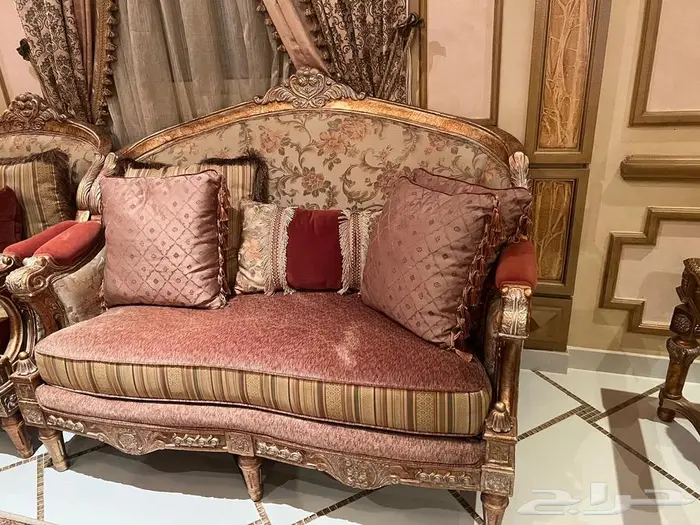 طقم كنب كلاسيك ل 7-8اشخاص مع طقم طاولات 4