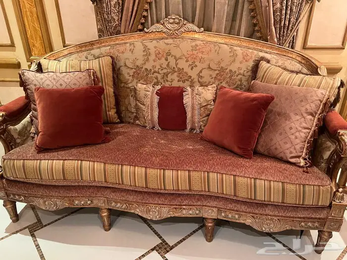 طقم كنب كلاسيك ل 7-8اشخاص مع طقم طاولات 5