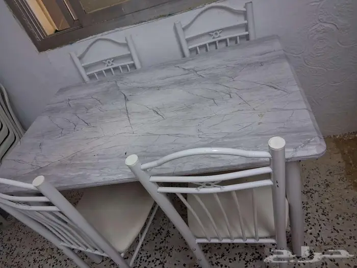 طاولة طعام مع 4 كراسي نظيفه ومعها مكتب وكرسي نظيفات جدا 0