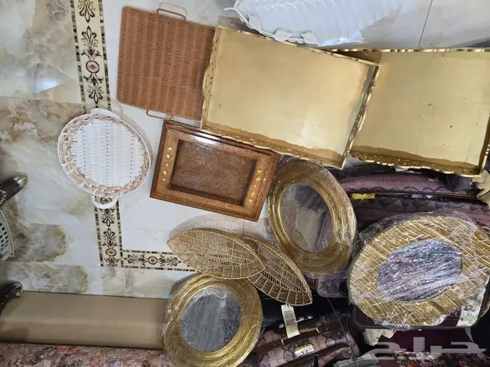 صحون لتقديم الحلويات وكرسي اطفال وكوايه 2