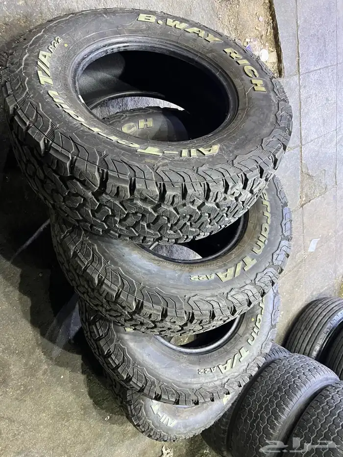 كفرات بي وآي نص حجري مقاس 285 70 17 24 1
