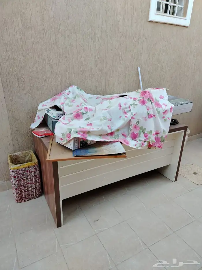 اغراض للبيع مكتب وكنب ودولاب الصور واضحه فالاعلان 0