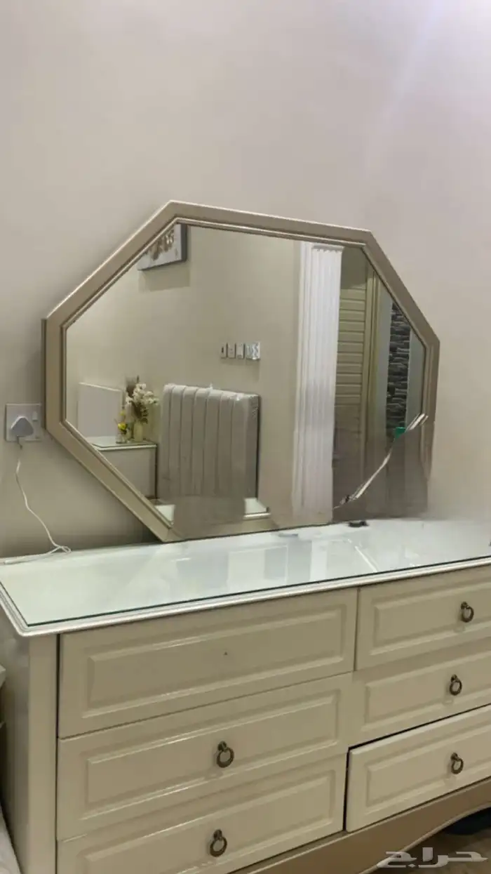 دولاب كبير و تسريحه كبيره و سرير كلها جديده و استخدام حشمه 1