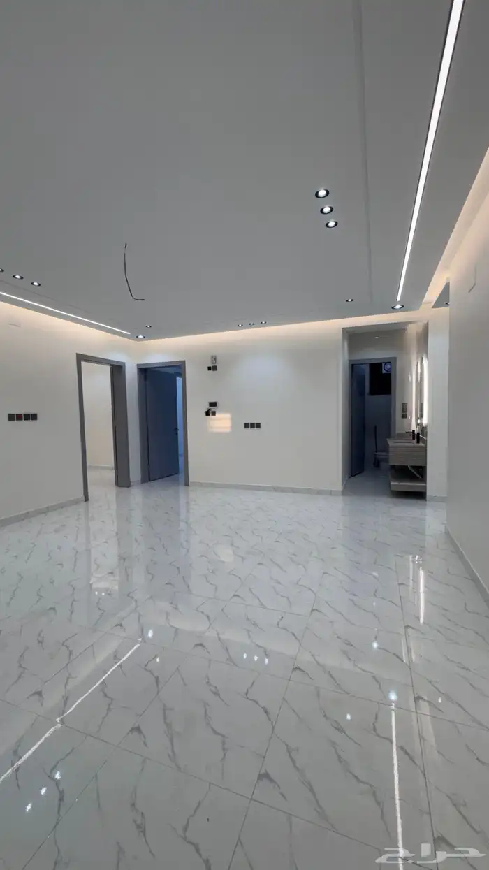 للبيع شقق ارضيه من 550 الف وارواف علوىه من 650 الف بالخميس 10