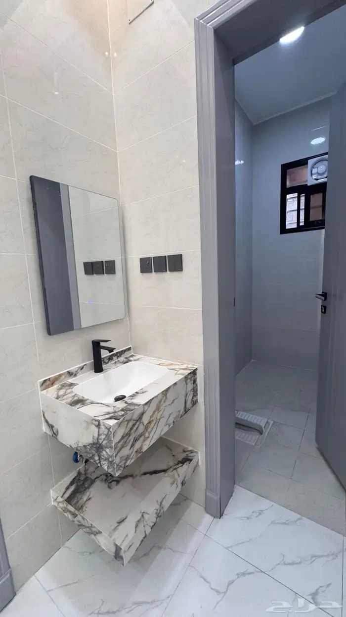 للبيع شقق ارضيه من 550 الف وارواف علوىه من 650 الف بالخميس 31