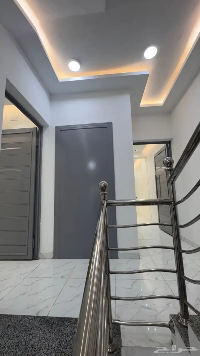 للبيع شقق ارضيه من 550 الف وارواف علوىه من 650 الف بالخميس 21