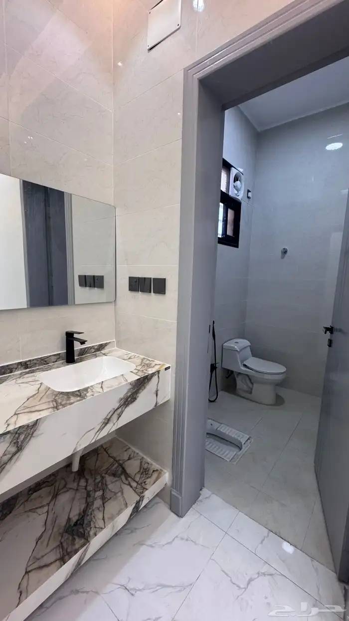 للبيع شقق ارضيه من 550 الف وارواف علوىه من 650 الف بالخميس 36