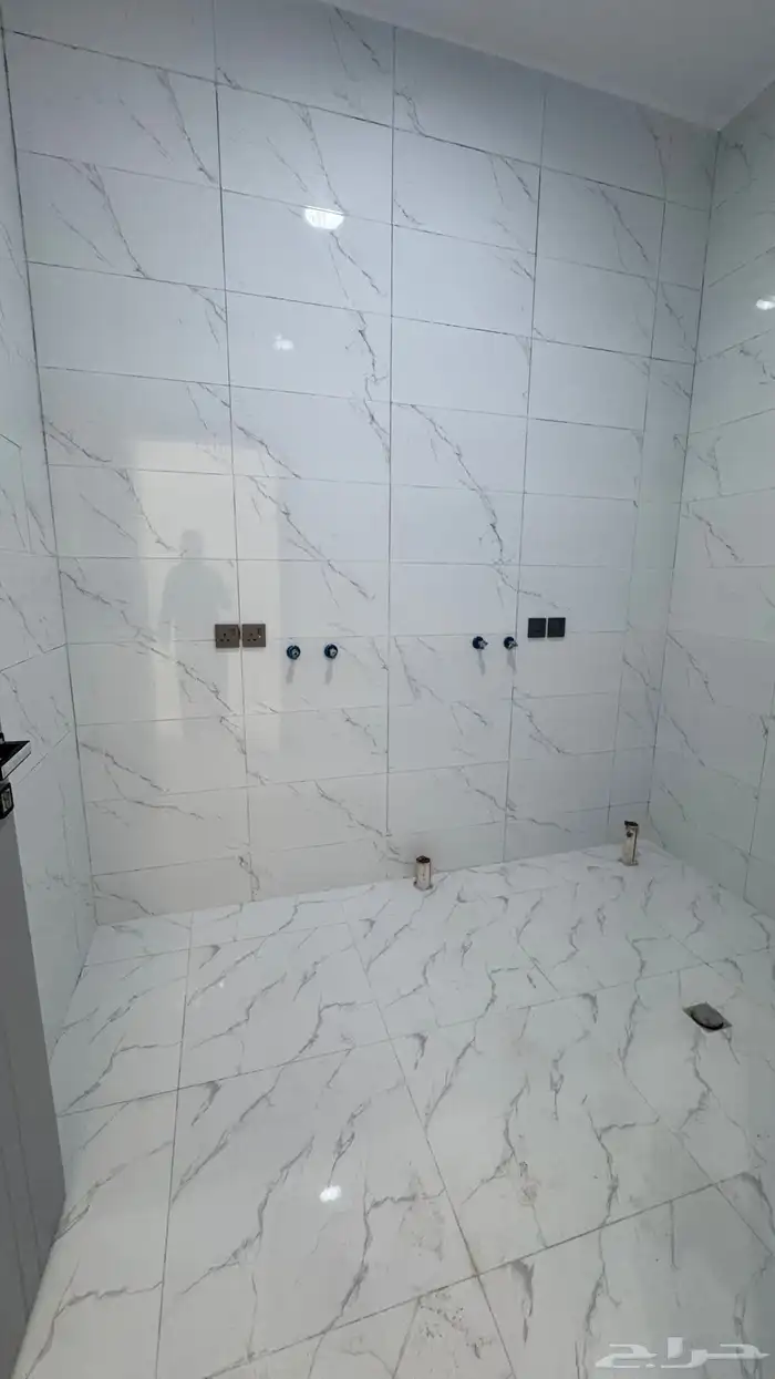 للبيع شقق ارضيه من 550 الف وارواف علوىه من 650 الف بالخميس 38