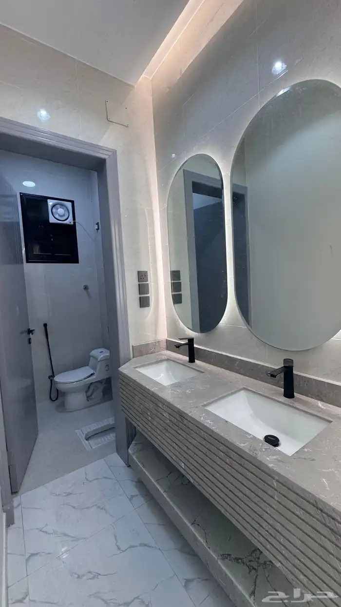 للبيع شقق ارضيه من 550 الف وارواف علوىه من 650 الف بالخميس 11