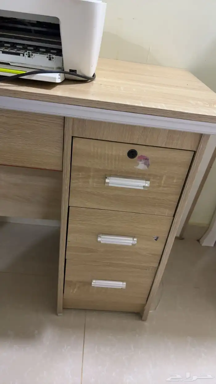 طابعه مع مكتبها 2