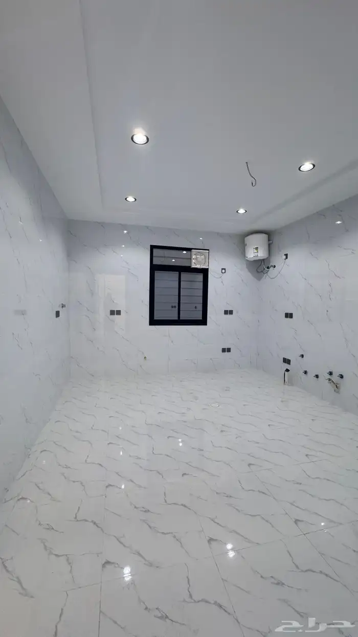 للبيع شقق ارضيه من 550 الف وارواف علوىه من 650 الف بالخميس 26