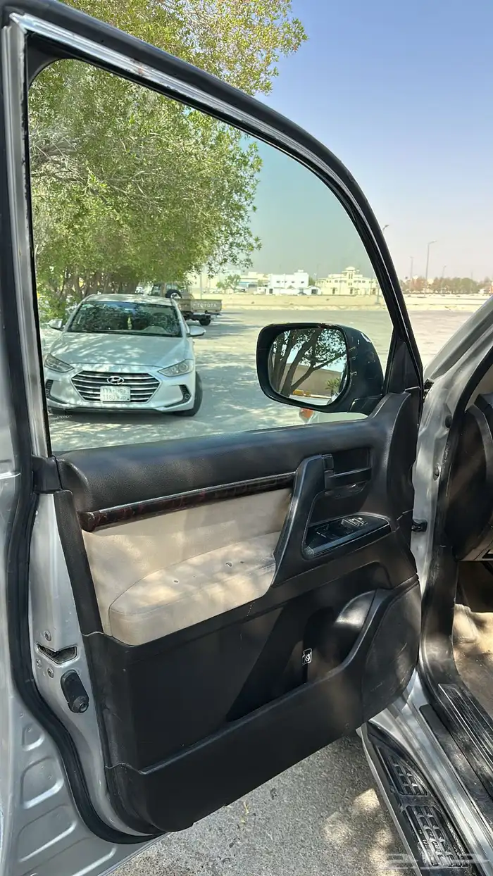 لاندكروزر مديل 2011 فل كامل 13