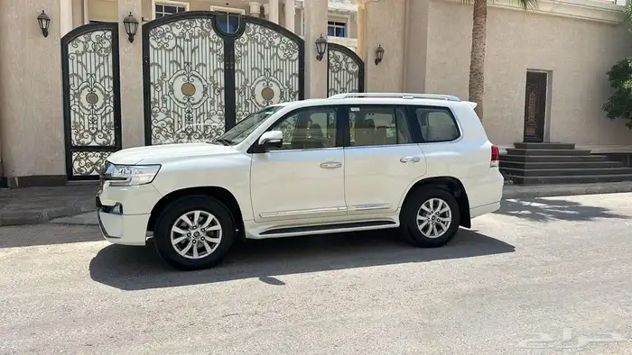 للبيع لاندكروزر 2018 V6 سلندر نظيف جدا 4