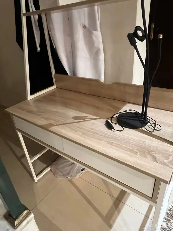 طاوله مكتب سوني و طاوله كبيره و 6 خدمات معها 0