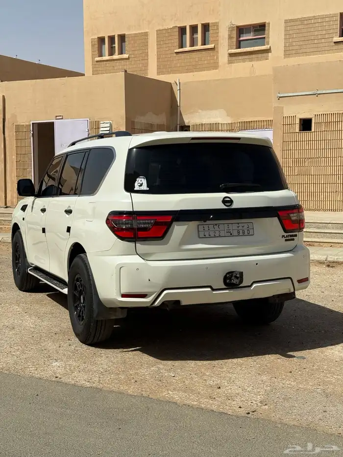 نيسان 8