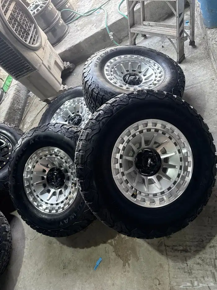 جنوط فورد F150 مع كفرات حجري نضيفه بالمره 4