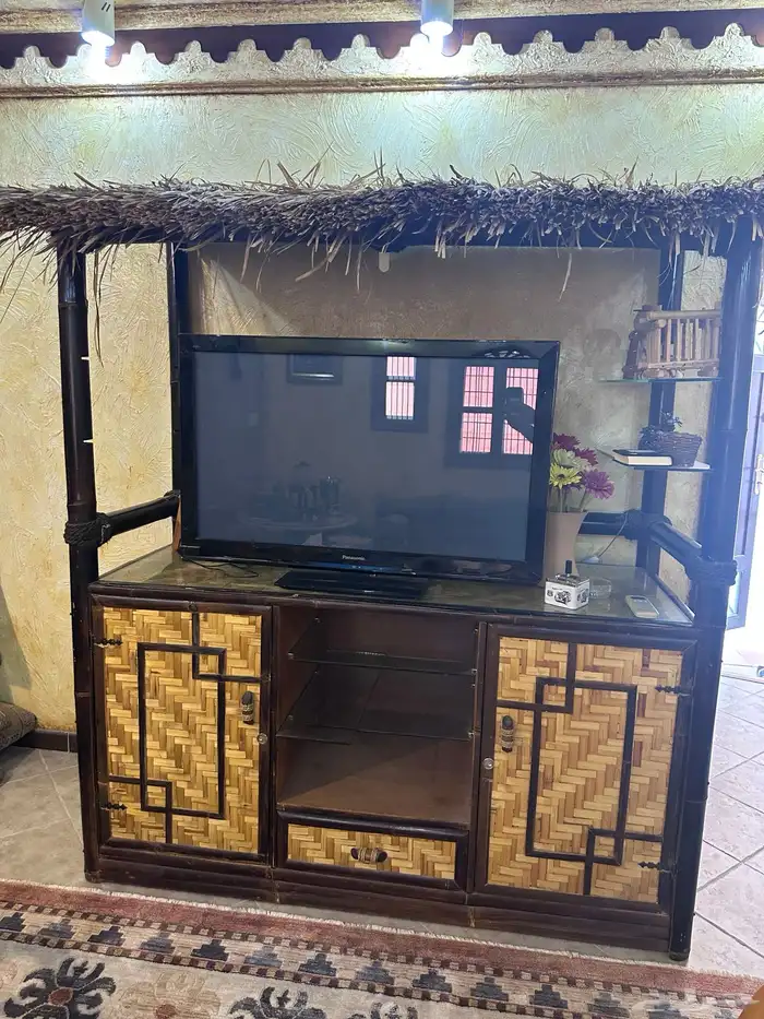 طاولة تلفزيون من سعف النخيل 0