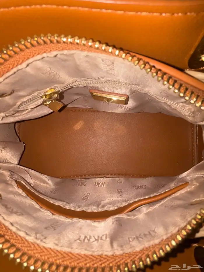 للبيع شنطة ماركة DKNY 9