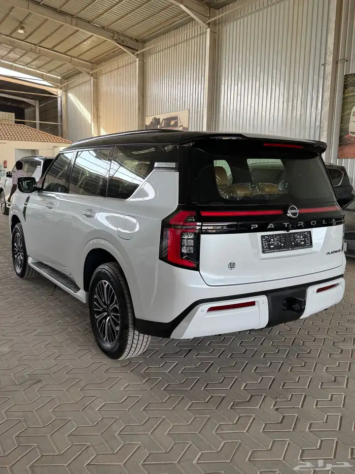 نيسان باترول بلاتنيوم تنفس طبيعي سقف اسود 2026 3