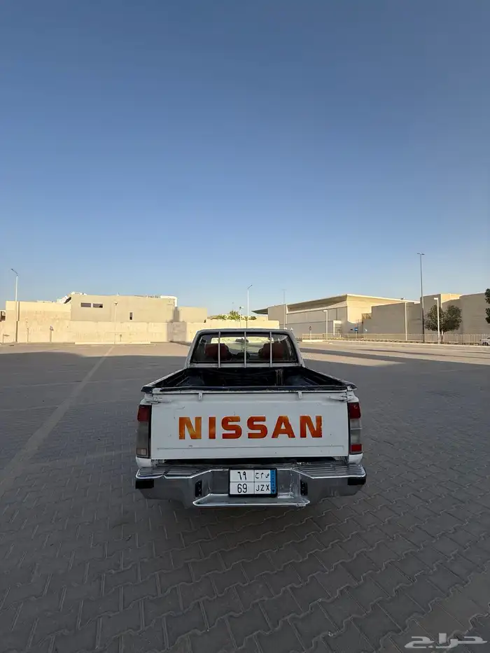 نيسان ددسن مع لوحة مميزة 4