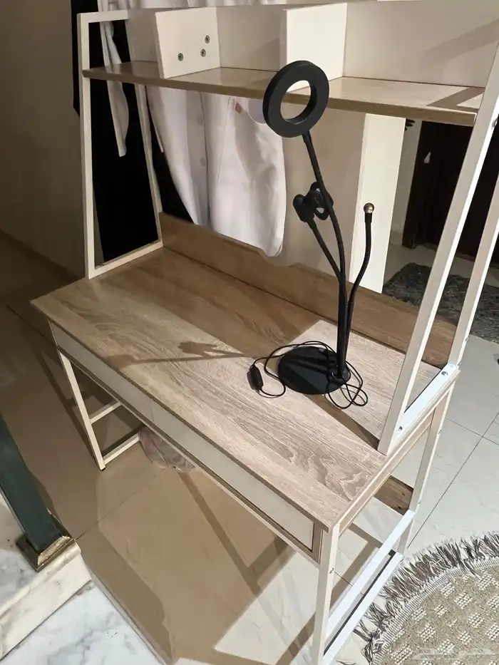 طاوله مكتب سوني و طاوله كبيره و 6 خدمات معها 1