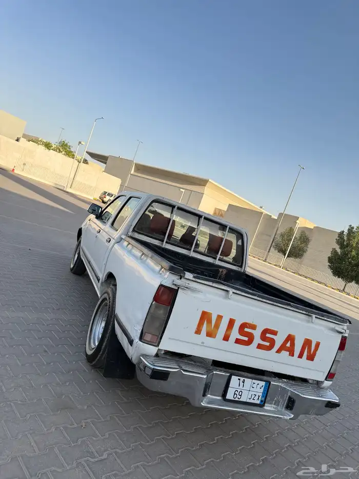نيسان ددسن مع لوحة مميزة 3