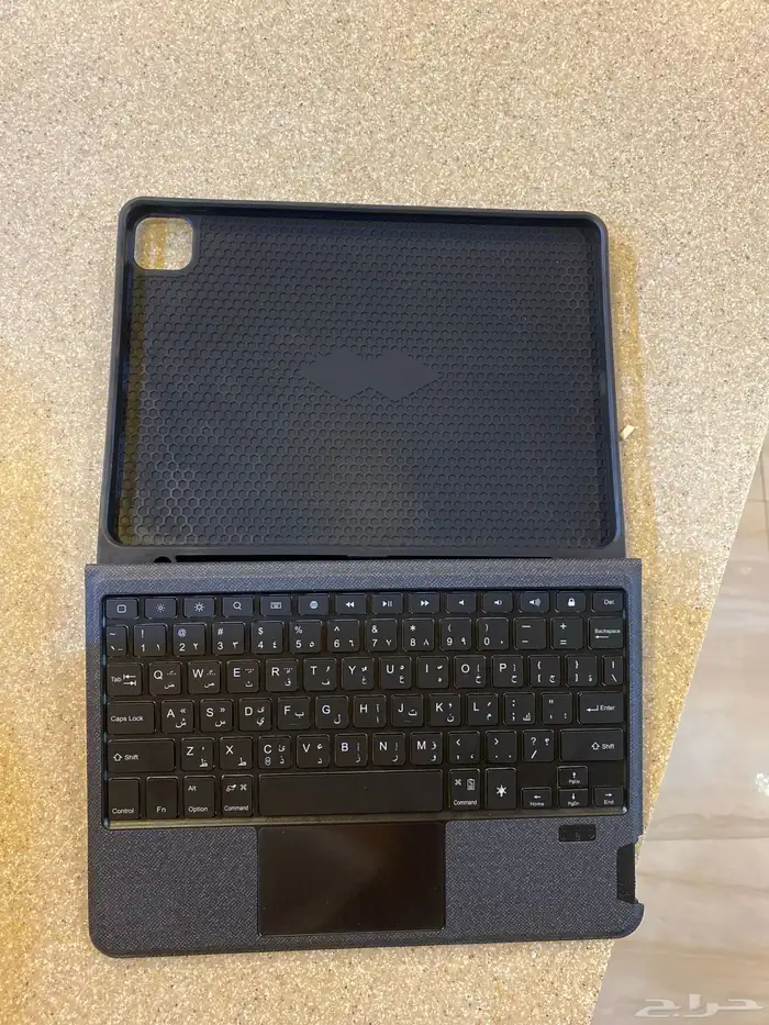 للبيع  كيبورد   قلم   شنطة iPad بحالة ممتازة وما استخدمو 1