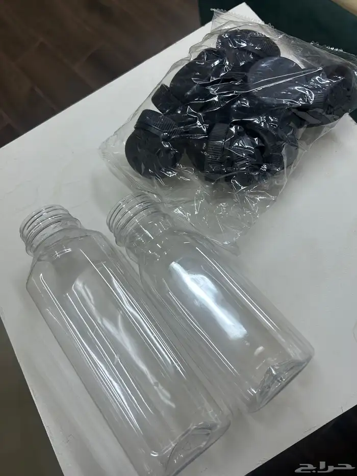 كمية قوارير بلاستيك مع اغطيتها حجمين مختلفة 1