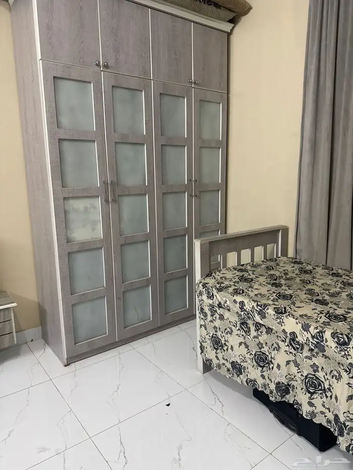 الدولاب أربع درف مع مخازن علويه وطاولة تلفزيون 3