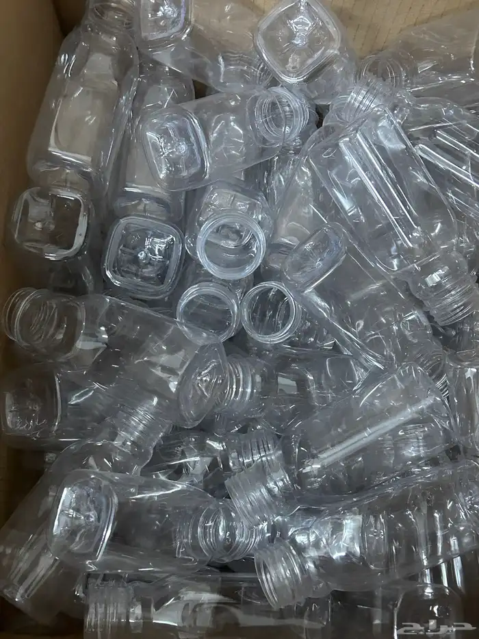 كمية قوارير بلاستيك مع اغطيتها حجمين مختلفة 2